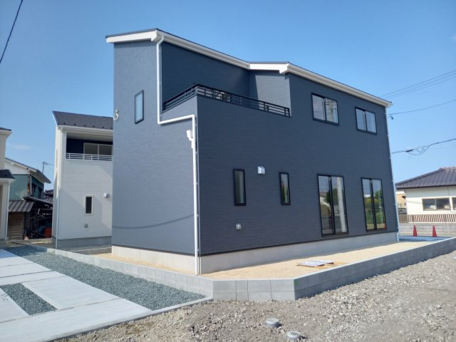 【郷ケ丘　4期】　4号棟　◆新生活応援キャンペーン中！　オール電化新築建売住宅☆・。の前面道路含む現地写真|同施工　【ハイセンスなシンプルで明るい家】　外観の写真です。お洒落な新築は気分が上がりますね♪　　ご見学の際はご一緒に周辺環境などもお確かめいただけます♪