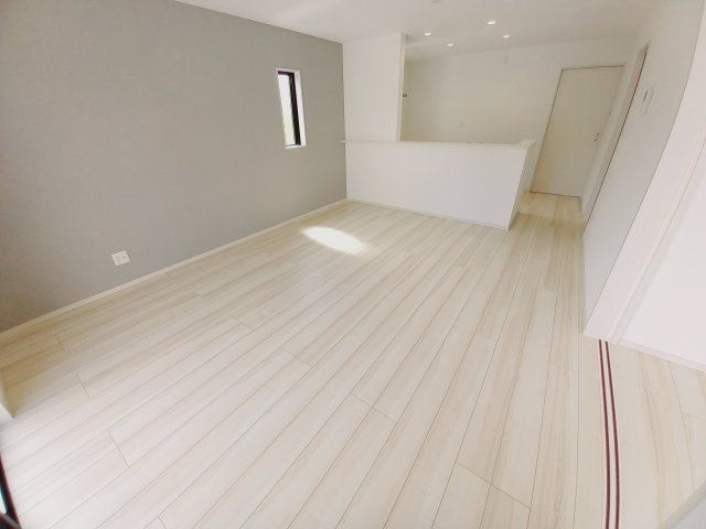 【郷ケ丘　4期】　4号棟　◆新生活応援キャンペーン中！　オール電化新築建売住宅☆・。の居間・リビング|同施工　リビングの写真です！！　　広いリビングで快適に、ゆったりと過ごせますね♪　　　フローリングは、汚れがつきにくく、日常のお手入れはから拭きだけで OKです♪
