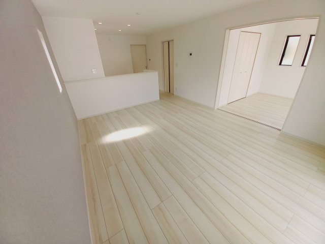 【郷ケ丘　4期】　4号棟　◆新生活応援キャンペーン中！　オール電化新築建売住宅☆・。の居間・リビング|同施工　リビングの写真です ！！　家族団らんの時間が増えそうなリビングですね。　低ホルムアルデヒド仕様の健康に配慮したフローリングとなっています。　