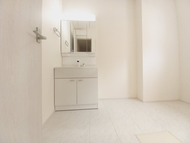 【いわき市泉町滝尻第2】　3号棟　　憧れのマイホームを手に入れませんか？の独立洗面台|同施工◆洗面所の写真です◆　洗面台は朝をすっきりさせてくれる空間としては大切な空間です。バタバタしている忙しい朝でも収納が多い洗面台では短い時間で効率良く支度ができます。


