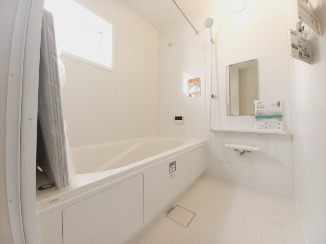 【いわき市泉町滝尻第2】　3号棟　　憧れのマイホームを手に入れませんか？の浴室|同施工◆ユニットバスの写真です◆　フルオート機能で、時間帯を気にせず、家族全員が暖かい湯船に浸かることができます。一日の疲れを癒してくれそうですね♪

