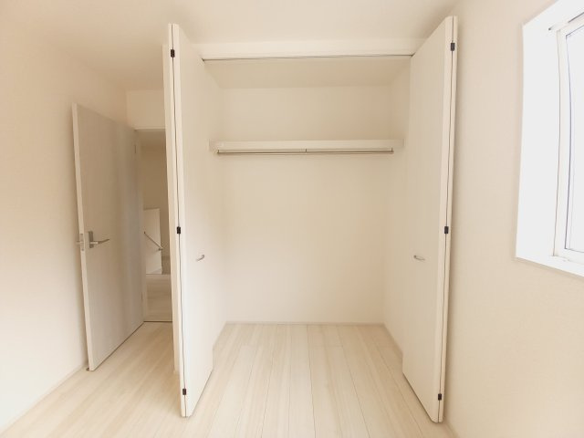 【いわき市泉町滝尻第2】　3号棟　　憧れのマイホームを手に入れませんか？の収納|同施工◆収納スペースの写真です◆　衣類やカバンなどたっぷりと収納可能です！生活感のあるものを隠して置けるからお部屋をスッキリと見せやすいです。





