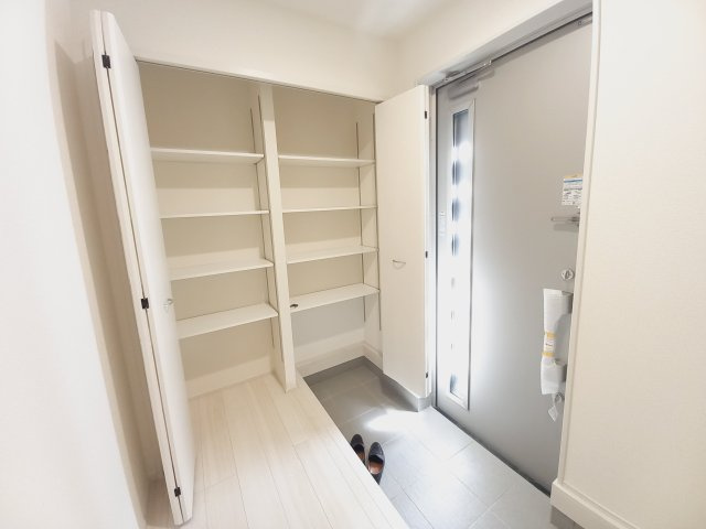 【いわき市泉町滝尻第2】　3号棟　　憧れのマイホームを手に入れませんか？の玄関|同施工◆玄関の写真です◆
お洒落な玄関は気分が良いですね♪広々とした玄関になっております。　ご両親やお友達が来ても、靴の置き場に困ることはありません。収納力たっぷりで、整理整頓も楽ちんですね。


