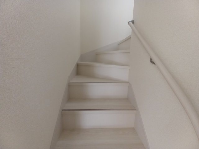 【いわき市泉町滝尻第2】　3号棟　　憧れのマイホームを手に入れませんか？の内装|同施工◆階段の写真です◆　
階段は家族がほぼ毎日通る動線の為、安全上の配慮が必要です！
階段は手すり付きなので、小さなお子様からご年配の方まで安心ですね♪




