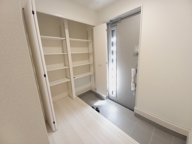 【いわき市泉町滝尻第2】　3号棟　　憧れのマイホームを手に入れませんか？の収納|同施工◆玄関の写真です◆
お洒落な玄関は気分が良いですね♪広々とした玄関になっております。　ご両親やお友達が来ても、靴の置き場に困ることはありません。収納力たっぷりで、整理整頓も楽ちんですね。

