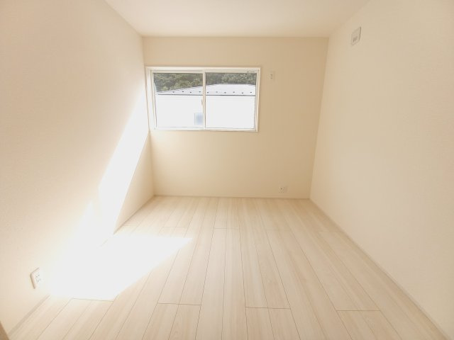 【いわき市泉町滝尻第2】　3号棟　　憧れのマイホームを手に入れませんか？の洋室|同施工◆居室の写真です◆　木の温もりがナチュラルでくつろげる空間ですね♪　子供部屋としても、寝室としても、どんなインテリアにしようか…選ぶ楽しみが増えますね♪