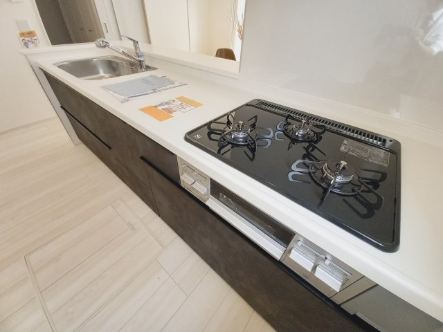 【いわき市泉町滝尻第2】　3号棟　　憧れのマイホームを手に入れませんか？のキッチン|同施工◆キッチンの写真です◆　目の前にリビングが広がる対面キッチンを採用、キッチンからリビング全体を見渡せる子育て中のご家族にも嬉しい造りです！キッチンでお料理をお楽しみください♪
