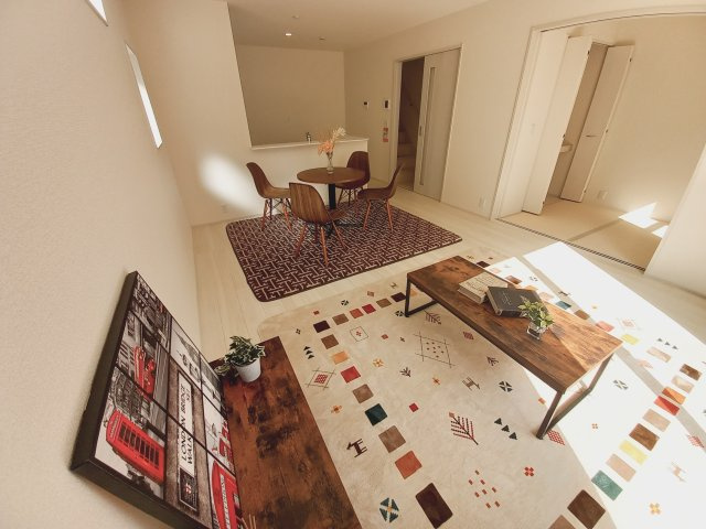 【いわき市泉町滝尻第2】　3号棟　　憧れのマイホームを手に入れませんか？の前面道路含む現地写真|同施工　◆リビングの写真です◆　広々としたLDKに、自分好みのインテリアでレイアウト。季節ごとに模様替えなども、楽しみの一つとなりそうです♪

