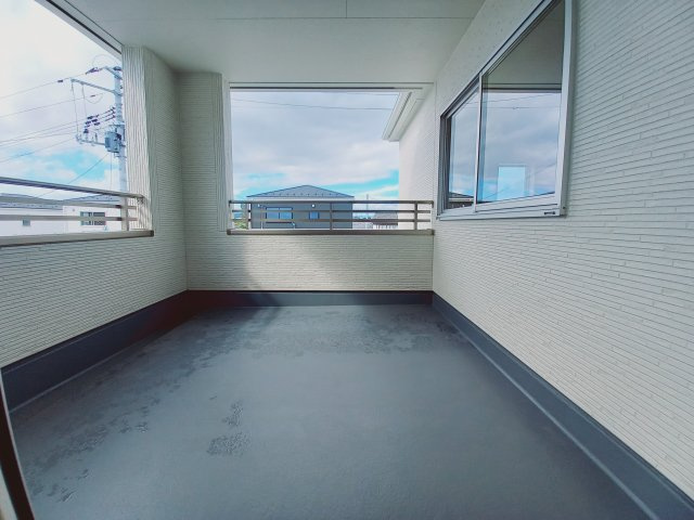 【小名浜大原1期／5号棟】ご成約特典として人気家電プレゼント中です！のバルコニー|同施工◆バルコニーの写真です◆　
洗濯物から布団まで一度にたくさん干せて便利です♪
眺めのよいバルコニーで、あなただけのリラックスタイムを☆