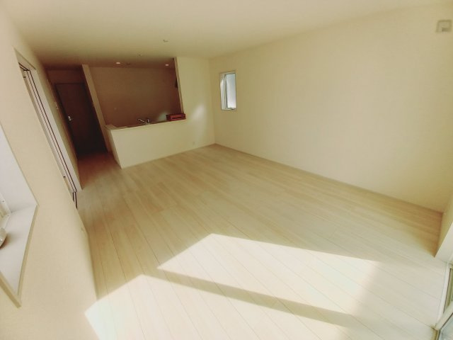 【小名浜大原1期／5号棟】ご成約特典として人気家電プレゼント中です！の居間・リビング|同施工◆リビングの写真です◆明るめのフローリングですので、お部屋を更に広く見せてくれる効果も♪食事の団らんや休日のリラックスタイムなど、家族での大切な時間をより楽しく過ごせそうです。

