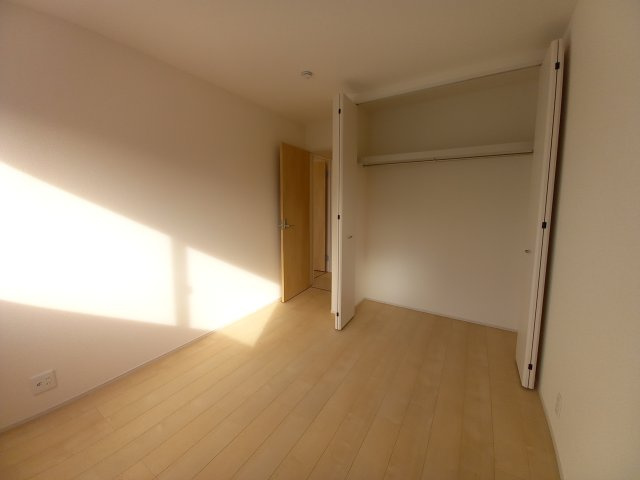 【小名浜大原1期／2号棟】ご成約特典として人気家電プレゼント中です！の洋室|◆ウォークインクローゼットの写真です◆　季節を問わずにたっぷり収納ができます。冬物の収納にも困りません。お子様のお片付けも上手にできそうです。