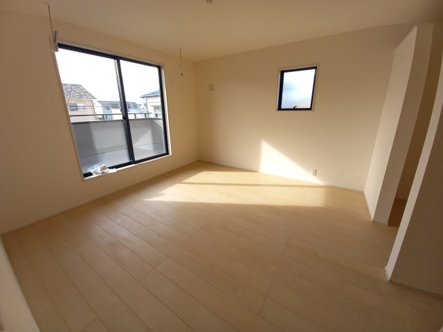 【小名浜大原1期／2号棟】ご成約特典として人気家電プレゼント中です！の洋室|◆居室の写真です◆　柔らかい陽光が差し込む明るいお部屋を演出☆　使い勝手の良い間取りなので、ご家族の状況の変化にも耐えられますね。