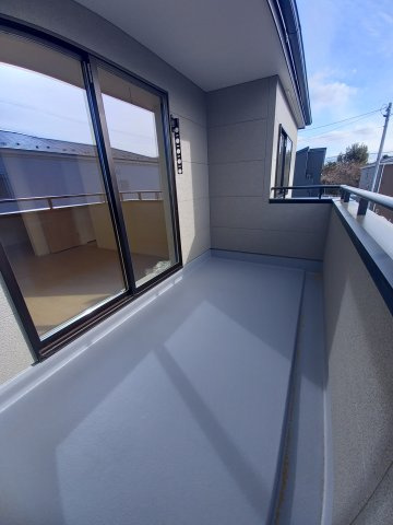 【小名浜大原1期／2号棟】ご成約特典として人気家電プレゼント中です！のバルコニー|同施工◆バルコニーの写真です◆　
洗濯物から布団まで一度にたくさん干せて便利です♪
眺めのよいバルコニーで、あなただけのリラックスタイムを☆