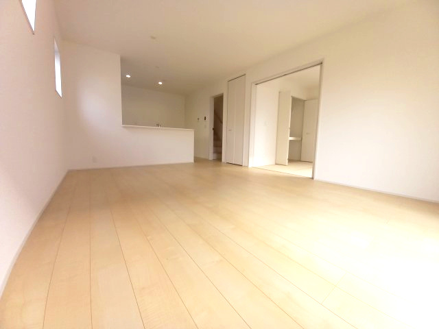 【小名浜大原1期／2号棟】ご成約特典として人気家電プレゼント中です！の居間・リビング|◆リビングの写真です◆　ホームパーティーも盛り上がりそうなおしゃれなリビング♪　広いリビングで快適に、ゆったりと過ごせますね♪