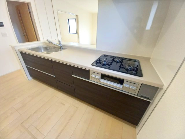 【小名浜大原1期／2号棟】ご成約特典として人気家電プレゼント中です！のキッチン|◆キッチンの写真です◆　デザイン性と機能性を兼ね備えたキッチンです。　収納力も大満足◎　対面式キッチンは、家族の会話が途切れませんね♪


