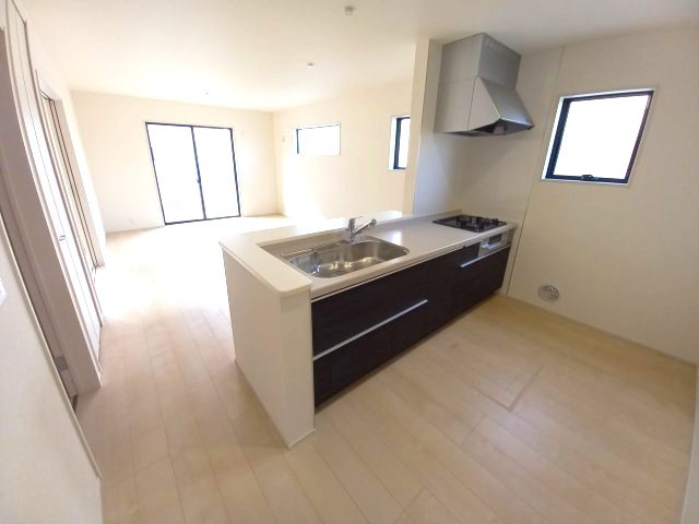 【小名浜大原1期／2号棟】ご成約特典として人気家電プレゼント中です！のキッチン|◆キッチンの写真です◆　デザイン性と機能性を兼ね備えたキッチンです。　対面式キッチンは、家族の会話が途切れませんね♪