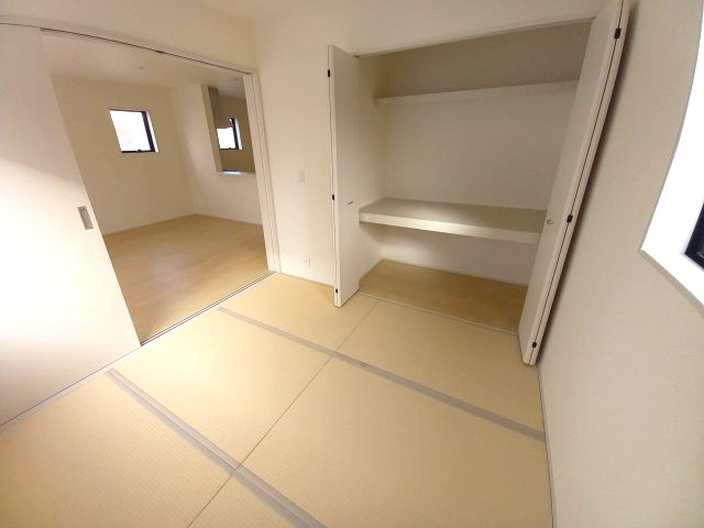 【小名浜大原1期／2号棟】ご成約特典として人気家電プレゼント中です！の和室|◆和室の写真です◆　お泊りに来た親戚や来客時、ちょっと横になりたい時にあると便利です♪　和の雰囲気が心を落ち着かせてくれますね♪