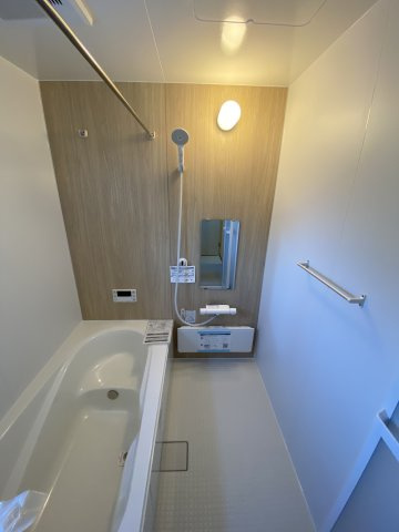 【いわき市平塩第1】全２棟／1号棟　■住宅ローンに不安がある方は不動産プラスまで■の浴室|同施工◆ユニットバスの写真です◆　毎日の疲れを癒す広々とした浴室は、足を伸ばしてゆっくりとくつろげます♪　音楽を聴いたり、自分だけの特別な時間に・・・♪半身浴にピッタリですね♪