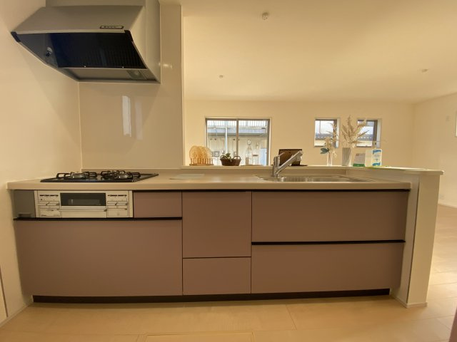 【いわき市平塩第1】全２棟／1号棟　■住宅ローンに不安がある方は不動産プラスまで■のキッチン|同施工◆キッチンの写真です◆
料理好きな人必見♪キッチンスペース広々！
対面式キッチンですので、お食事の準備をしながらご家族との会話を楽しめます☆
