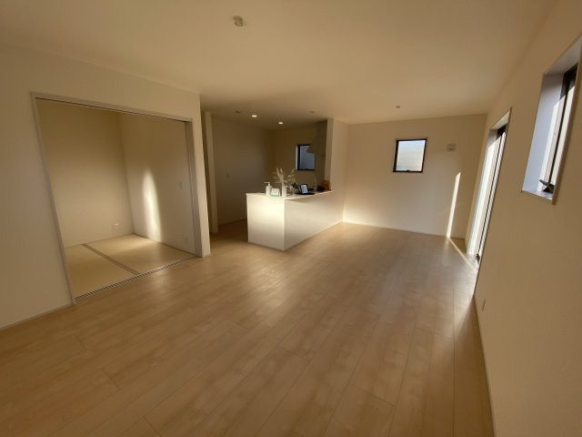 【いわき市平塩第1】全２棟／1号棟　■住宅ローンに不安がある方は不動産プラスまで■の居間・リビング|同施工◆リビングの写真です◆木の温もりがやさしいフローリングは安らぎをもたらすプライベート空間♪大きな窓のあるリビングは、陽光あふれる明るく居心地も良くご家族皆がゆったり寛げる憩いの空間となりそうです