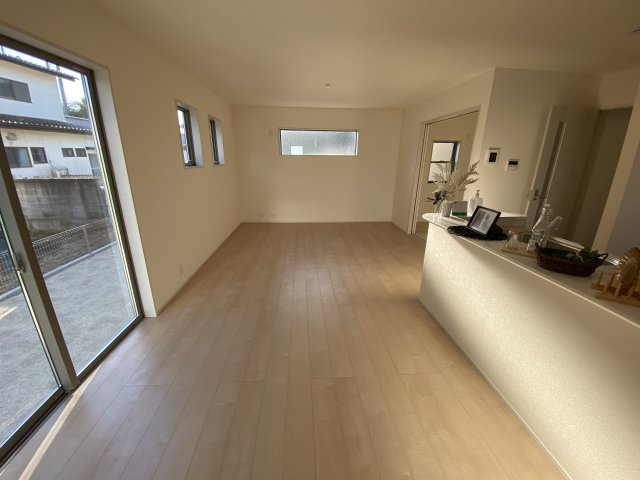 【いわき市平塩第1】全２棟／1号棟　■住宅ローンに不安がある方は不動産プラスまで■の居間・リビング|同施工◆リビングの写真です◆　広々としたLDKに、自分好みのインテリアでレイアウト。季節ごとに模様替えなども、楽しみの一つとなりそうです♪