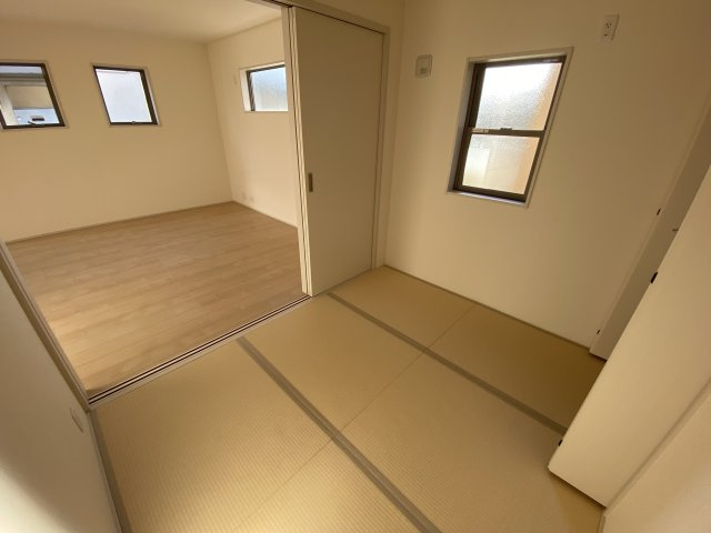 【いわき市平塩第1】全２棟／1号棟　■住宅ローンに不安がある方は不動産プラスまで■の和室|同施工◆和室の写真です◆　和室でゆっくりと過ごせるのは、贅沢な時間ですね♪　鮮やかな緑色がキレイです！！（＾＾）/

