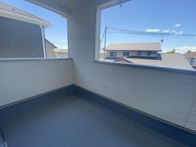 【いわき市内郷内町第7】　新築戸建　1号棟　※必ずもらえる選べるキャンペーン実施中！のバルコニー|同施工　◆バルコニーの写真です◆　お布団など大きいものも、充分に干せる広さがございます。人気のベランピングも楽しめる広さ！自宅のアウトドア空間でゆったり過ごせます。

