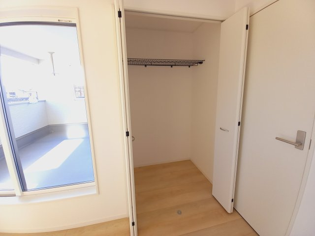 【いわき市内郷内町第7】　新築戸建　1号棟　※必ずもらえる選べるキャンペーン実施中！の収納|同施工　◆収納スペースの写真です◆　十分な広さがあるので収納には困りませんね♪　お手持ちの衣類ケースなども置ける大空間で、寝室がスッキリ使えます。