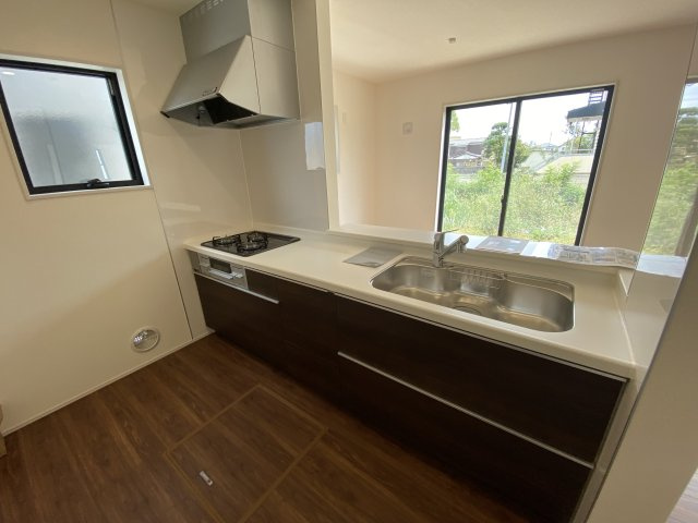 【いわき市泉町滝尻第2】　新築建売　4号棟　住宅ローンお任せください♪のキッチン|同施工◆キッチンの写真です◆　目の前にリビングが広がる対面キッチンを採用、キッチンからリビング全体を見渡せる子育て中のご家族にも嬉しい造りです！キッチンでお料理をお楽しみください♪
