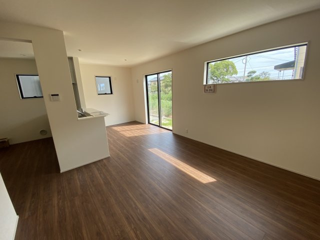 【いわき市泉町滝尻第2】　新築建売　4号棟　住宅ローンお任せください♪の前面道路含む現地写真|同施工　ゆったり過ごせるリビングです