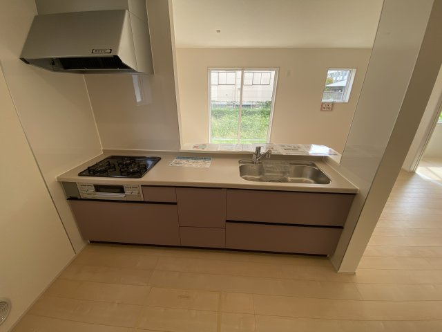 【いわき市若葉台2丁目　第5/1号棟】　◇期間限定キャンペーン開催◇のキッチン|同施工◆キッチンの写真です◆　使い勝手の良いシステムキッチン！
家族の笑顔を見ながらするお料理は対面キッチンの特権ですね！
お料理しやすいキッチンです♪