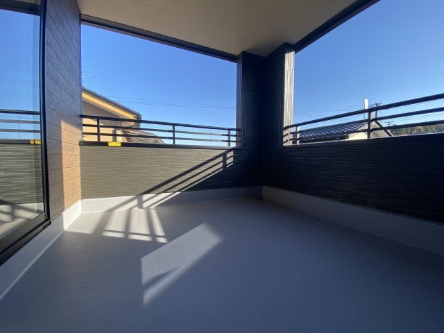 【いわき市若葉台2丁目　第5/1号棟】　◇期間限定キャンペーン開催◇のバルコニー|同施工◆外からの目が気にならないバルコニーで洗濯物が干せます