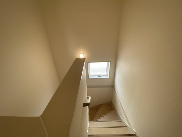 【いわき市若葉台2丁目　第5/1号棟】　◇期間限定キャンペーン開催◇のその他|同施工◆階段の写真です◆　窓から日が差して足元がしっかり確認できますね♪
さりげなく光があふれ、階段全体を柔らかく照らしています。



