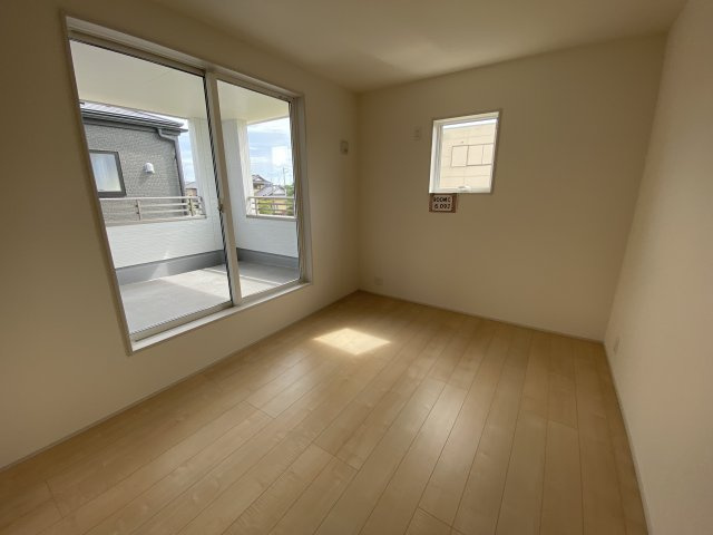 【いわき市若葉台2丁目　第5/1号棟】　◇期間限定キャンペーン開催◇の洋室|同施工◆居室の写真です◆　充分な広さの収納を備え、採光良好な洋室は、快適空間。プライベートの時間もゆったりお寛ぎ頂けそうです。

