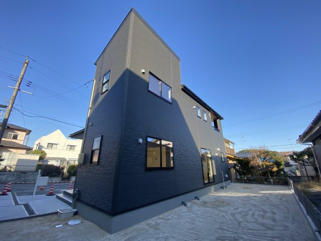 【いわき市若葉台2丁目　第5/1号棟】　◇期間限定キャンペーン開催◇の前面道路含む現地写真|同施工◆外観の写真です◆　
お洒落な新築は気分が上がりますね♪　新しい暮らしをお楽しみいただけます！！家に帰宅するのがより一層楽しみになります♪

