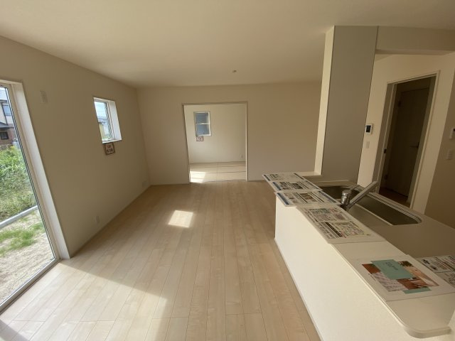 【いわき市若葉台2丁目　第5/1号棟】　◇期間限定キャンペーン開催◇の居間・リビング|同施工◆リビングの写真です◆　休日はリビングで、ゆっくりとテレビ鑑賞など…楽しみが増えますね。　家族のコミュニケーションがより一層深まります。

