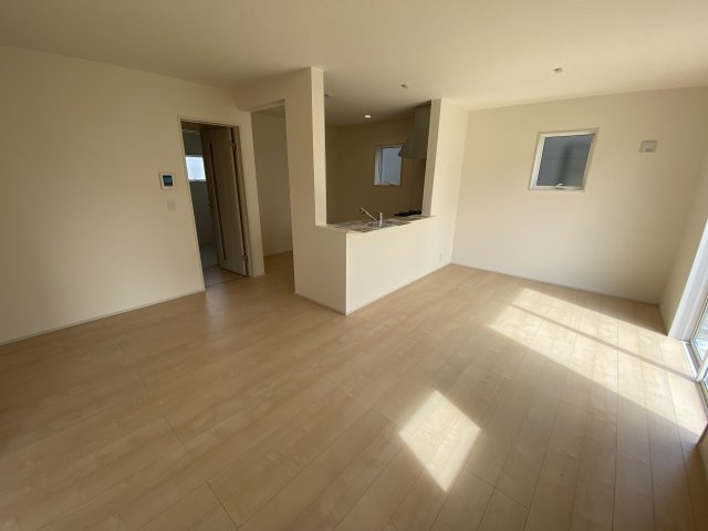 【いわき市若葉台2丁目　第5/1号棟】　◇期間限定キャンペーン開催◇の居間・リビング|同施工◆キッチンの写真です◆　目の前にリビングが広がる対面キッチンを採用、キッチンからリビング全体を見渡せる子育て中のご家族にも嬉しい造りです！キッチンでお料理をお楽しみください♪
