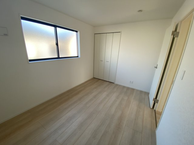 【小名浜花畑町　第3】　2号棟　＼便利すぎる贅沢環境☆／の洋室|同施工　◆居室の写真です◆　充分な広さの収納を備え、採光良好な洋室は、快適空間。プライベートの時間もゆったりお寛ぎ頂けそうです。

