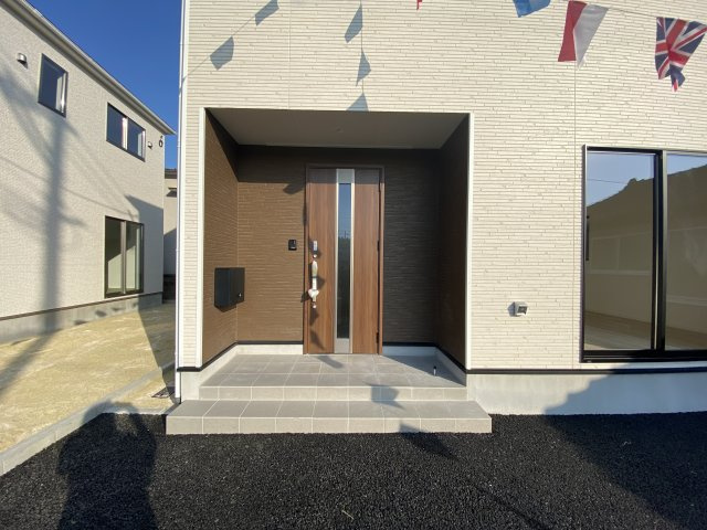 【小名浜花畑町　第3】　2号棟　＼便利すぎる贅沢環境☆／の玄関|同施工　◆玄関の写真です◆
お洒落な玄関からの外出は気分が良いですね♪　　玄関床タイルは、掃除がしやすく、表面はノンスリップ仕上なので、雨の日 もすべりにくくて安心です。




