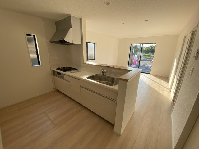 【小名浜花畑町　第3】　2号棟　＼便利すぎる贅沢環境☆／のキッチン|同施工■□■キッチンの写真です■□■　対面式キッチンは、リビングの様子を見ながらお料理出来るので、小さなお子様がいらっしゃる方は、安心してお料理出来ますね。