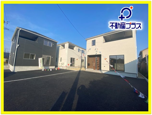 【小名浜花畑町　第3】　2号棟　＼便利すぎる贅沢環境☆／の前面道路含む現地写真|同施工　外壁仕上げ材は窯業系サイディング。裏面に付着した汚れが、雨水によって流れ落ちやすい「防汚機能付きサイディング」を採用。外壁の美しさが長持ちします♪
