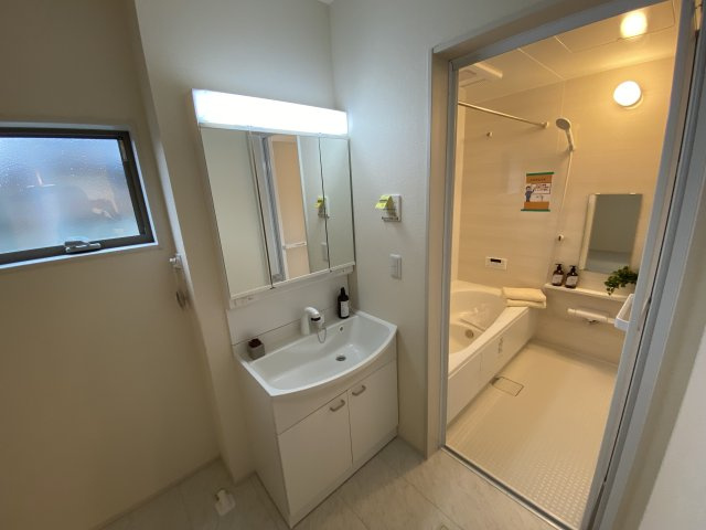 ☆新築デザイナーズ分譲　【いわき市平南白土　全６棟】　1号棟の独立洗面台|同施工◆洗面所の写真です◆　洗面台は朝をすっきりさせてくれる空間としては大切な空間です。バタバタしている忙しい朝でも収納が多い洗面台では短い時間で効率良く支度ができます。