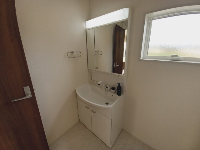 ☆新築デザイナーズ分譲　【いわき市平南白土　全６棟】　1号棟の洗面所|同施工　◆洗面所の写真です◆　洗面台は朝をすっきりさせてくれる空間としては大切な空間です。バタバタしている忙しい朝でも収納が多い洗面台では短い時間で効率良く支度ができます。

