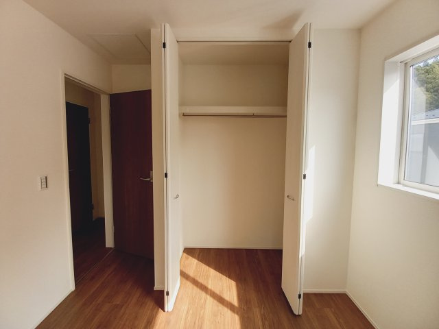 ☆新築デザイナーズ分譲　【いわき市平南白土　全６棟】　1号棟の収納|同施工　◆収納スペースの写真です◆　十分な広さがあるので収納には困りませんね♪　お手持ちの衣類ケースなども置ける大空間で、寝室がスッキリ使えます。