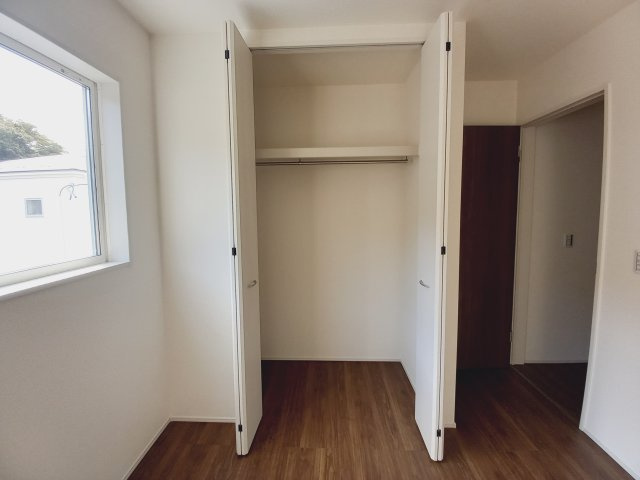 ☆新築デザイナーズ分譲　【いわき市平南白土　全６棟】　1号棟の収納|同施工◆収納スペースの写真です◆　十分な広さがあるので収納には困りませんね♪　お手持ちの衣類ケースなども置ける大空間で、寝室がスッキリ使えます。