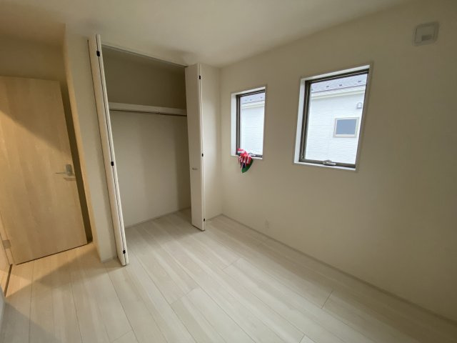 ☆新築デザイナーズ分譲　【いわき市平南白土　全６棟】　1号棟の洋室|同施工◆居室の写真です◆　柔らかい陽光が差し込む明るいお部屋を演出☆　使い勝手の良い間取りなので、ご家族の状況の変化にも耐えられますね。