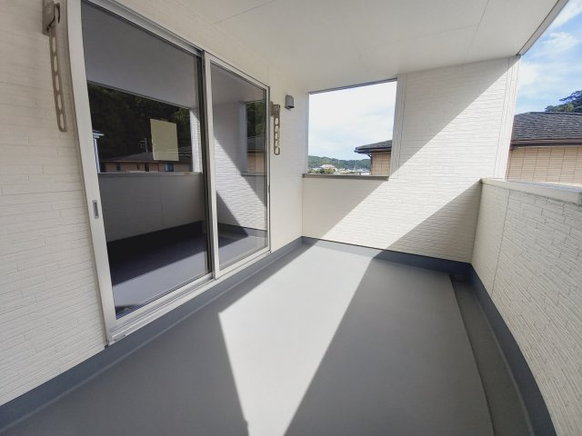 ☆新築デザイナーズ分譲　【いわき市平南白土　全６棟】　1号棟のバルコニー|同施工◆バルコニーの写真です◆　お布団など大きいものも、充分に干せる広さがございます。人気のベランピングも楽しめる広さ！自宅のアウトドア空間でゆったり過ごせます。
