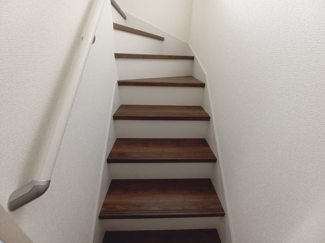 ☆新築デザイナーズ分譲　【いわき市平南白土　全６棟】　1号棟の内装|同施工　◆階段の写真です◆　
階段は家族がほぼ毎日通る動線の為、安全上の配慮が必要です！
階段は手すり付きなので、小さなお子様からご年配の方まで安心ですね♪



