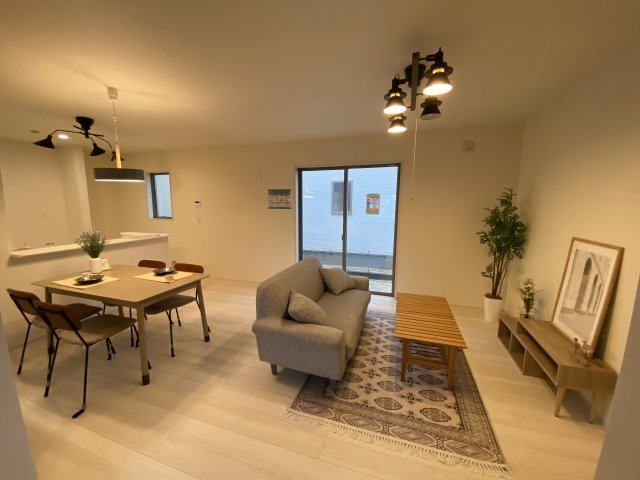 ☆新築デザイナーズ分譲　【いわき市平南白土　全６棟】　1号棟の居間・リビング|同施工　◆リビングの写真です◆　ホームパーティーも盛り上がりそうなおしゃれなリビング♪　広いリビングで快適に、ゆったりと過ごせますね♪