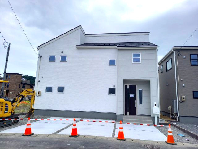 ☆新築デザイナーズ分譲　【いわき市平南白土　全６棟】　1号棟の前面道路含む現地写真|同施工◆外観の写真です◆　
過ごす時間が長いからこそ家族との繋がりが感じられるお家！　にぎやかな声で日々の会話も弾む楽しい空間となります。家に帰宅するのがより一層楽しみになりますね♪